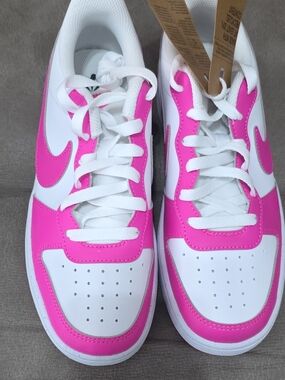 Nike Team Hustle D 12-Women's White & Hot Pink Low-Top Sneakers 6.5y Or Fit 8 W